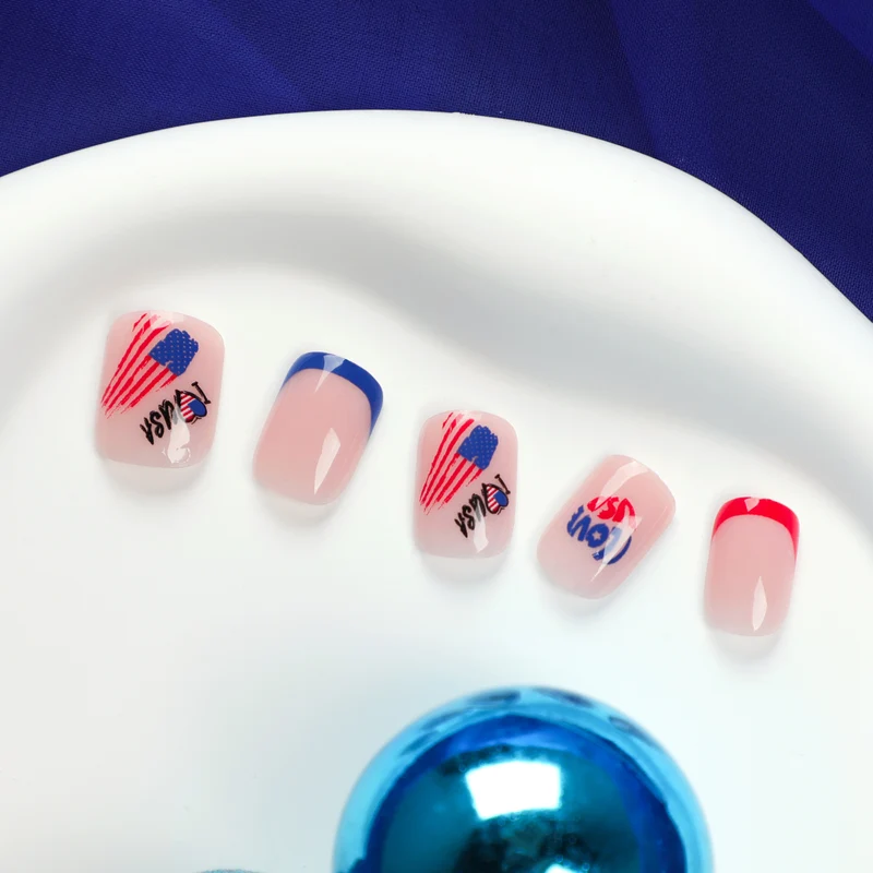 Kunstvolle Nagelkunst mit patriotischen Designs Karnz