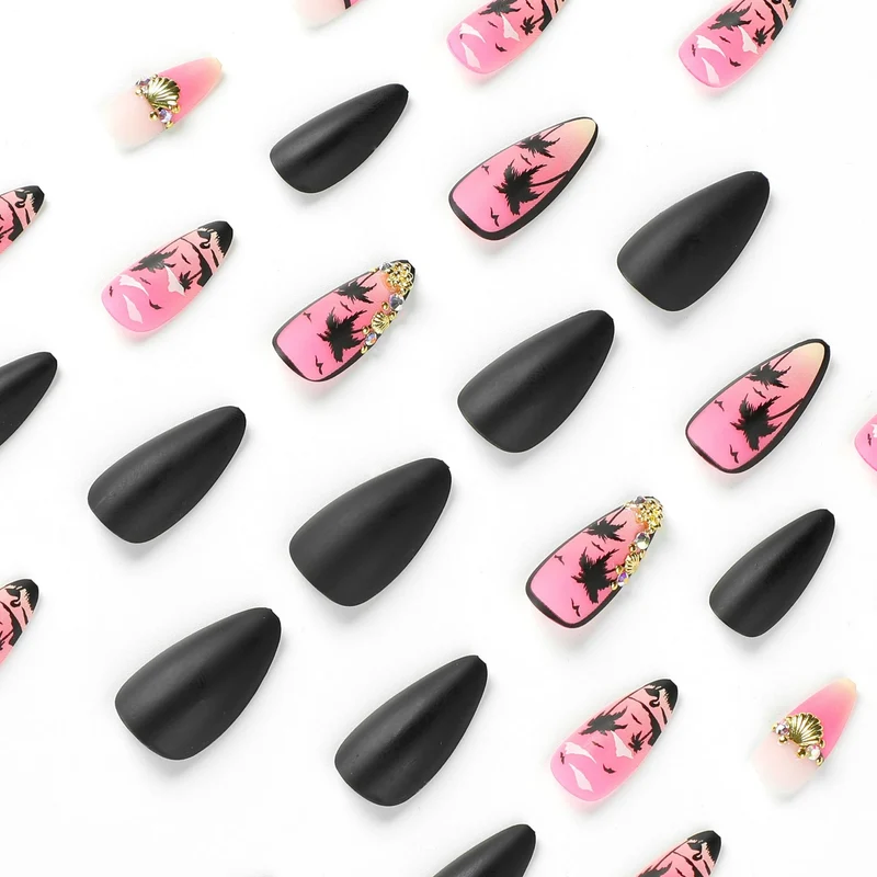 Kunstvolle Nagelkunst mit Palmenmotiv und Glitzerakzenten Karnz
