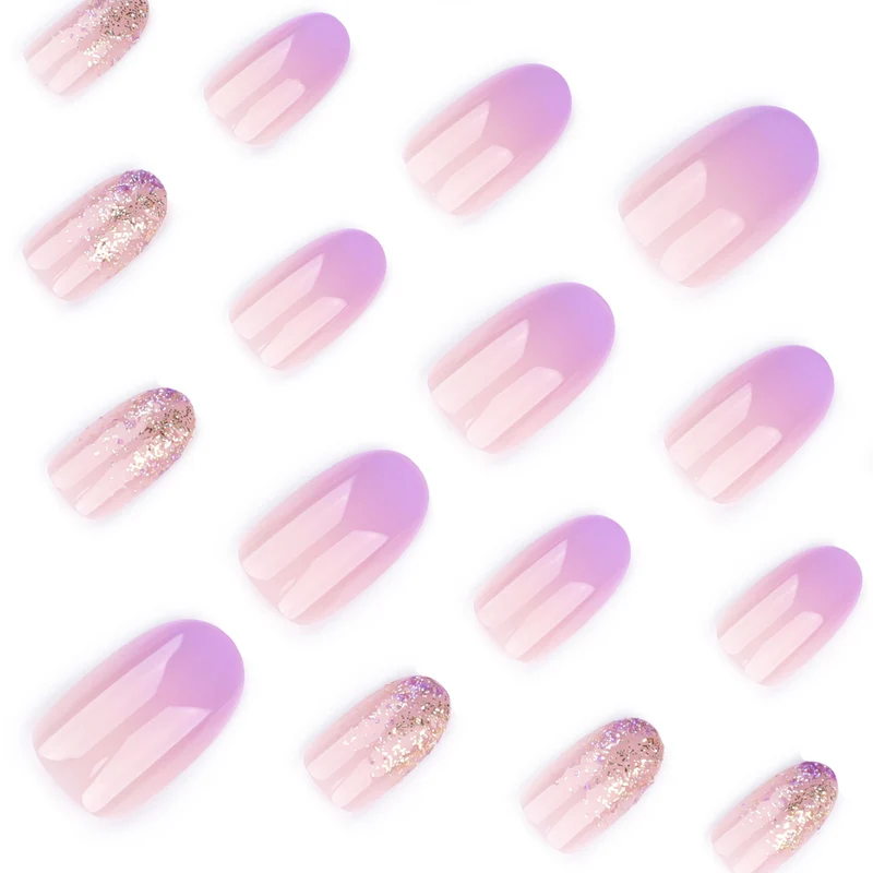 Kunstvolle Nagelkunst mit Ombre-Design und Glitzerakzenten Karnz