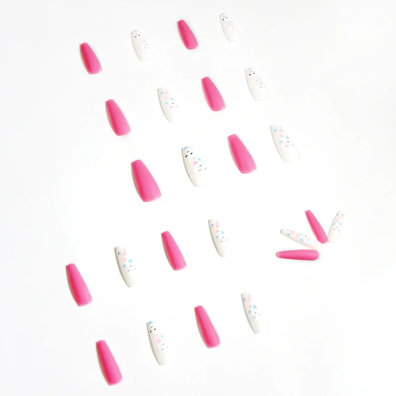 Kunstvolle Nagelkunst mit niedlichen Wolken- und Herzmotiven Karnz