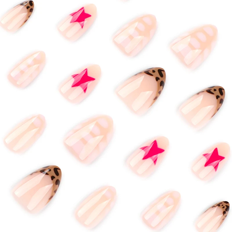 Kunstvolle Nagelkunst mit niedlichen Motiven und Glitzerakzenten Karnz
