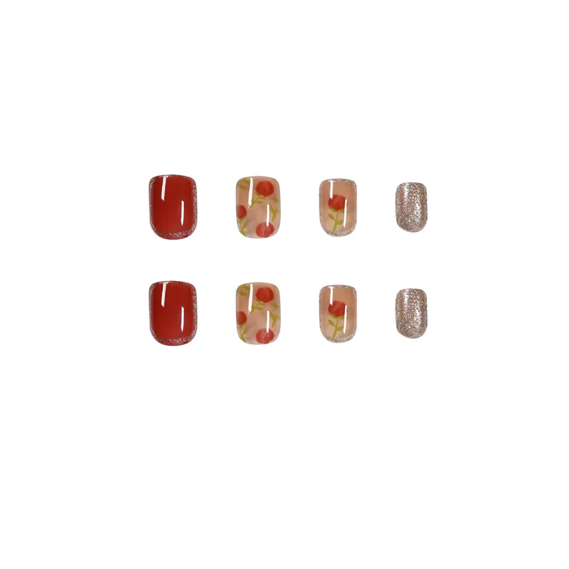 Kunstvolle Nagelkunst mit natürlichem Farbverlauf und Blütenakzenten Karnz