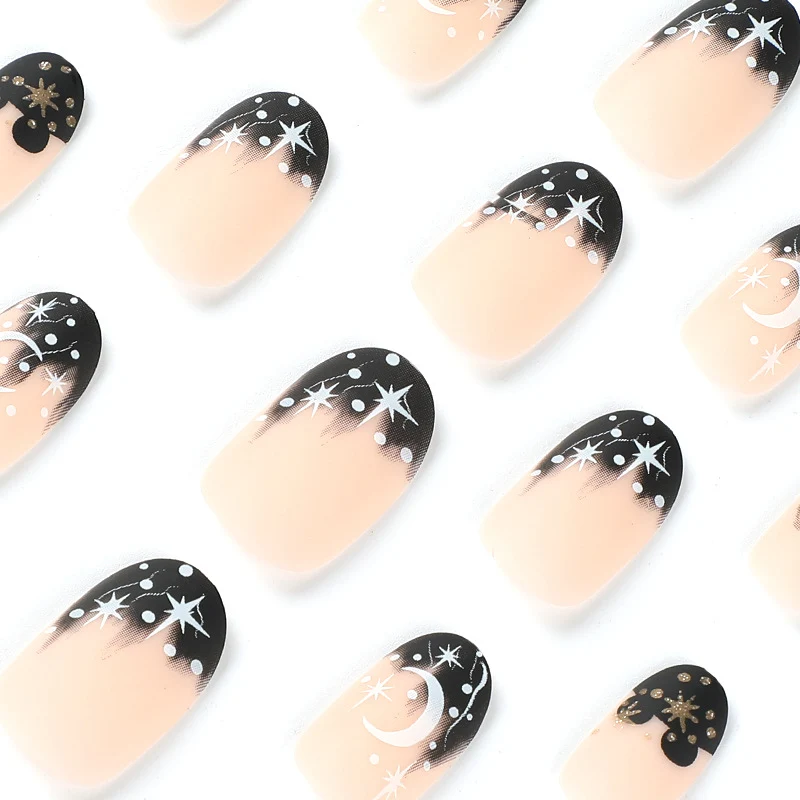 Kunstvolle Nagelkunst mit Mond- und Sternmotiven Karnz