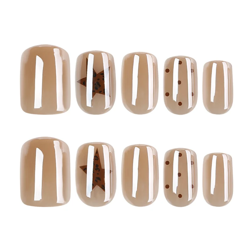 Kunstvolle Nagelkunst mit modernem Muster Karnz