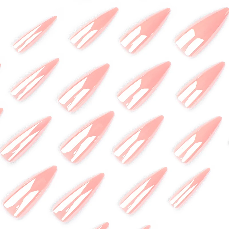 Kunstvolle Stiletto-Nägel mit Hochglanz-Finish Karnz
