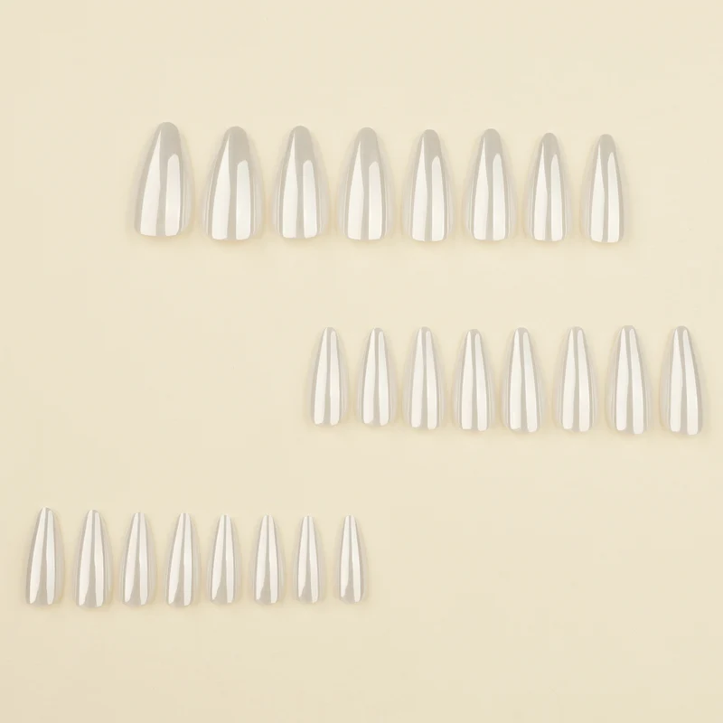Kunstvolle Stiletto-Nägel mit Hochglanz-Effekt Karnz