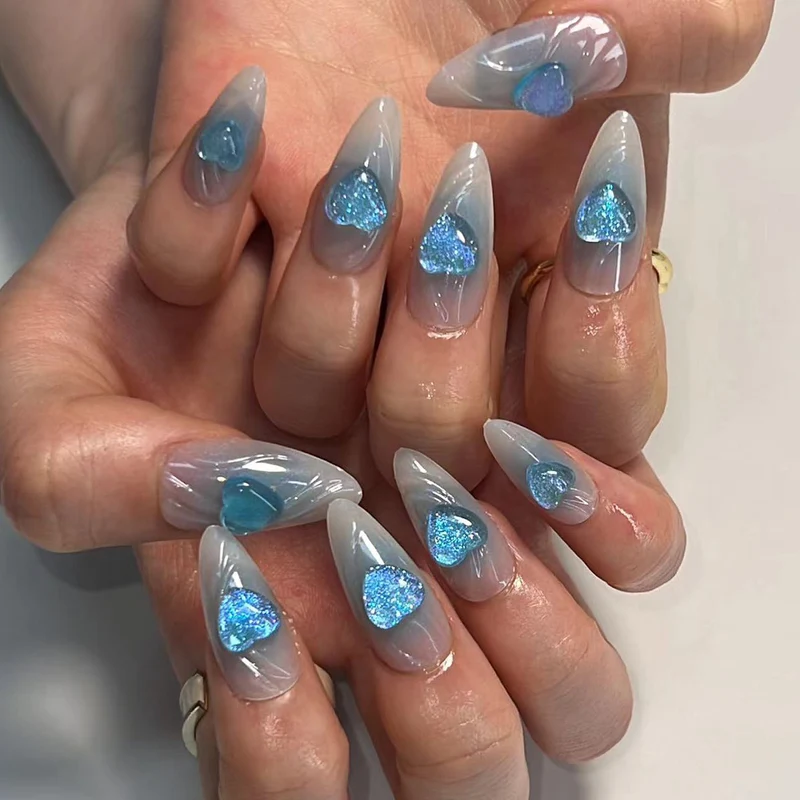 Kunstvolle Stiletto-Nägel mit Herz-Design Karnz