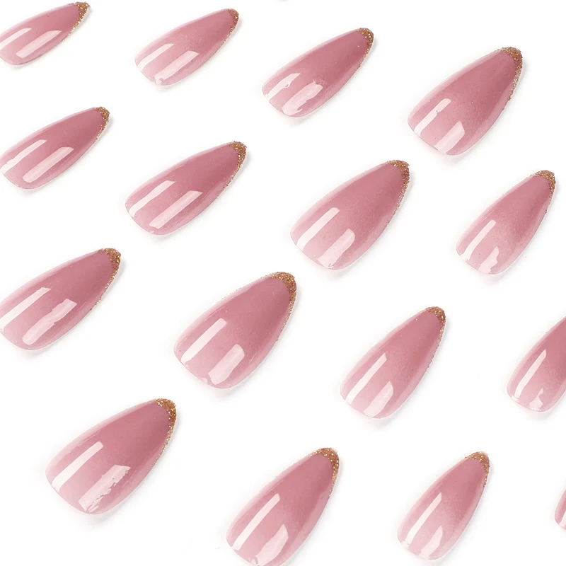 Kunstvolle Stiletto-Nägel mit Goldverzierung Karnz