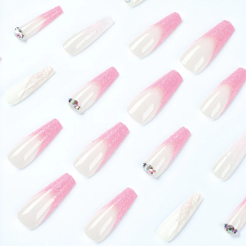 Kunstvolle Stiletto-Nägel mit Glitzer- und Schneeflockendesign Karnz
