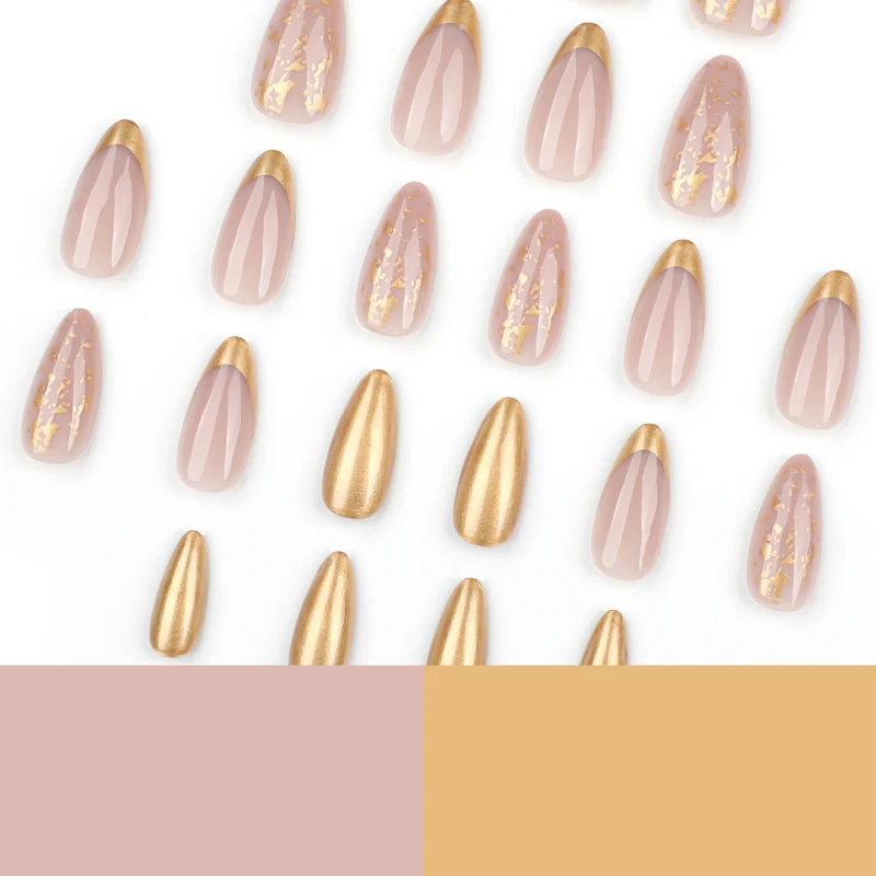 Kunstvolle Stiletto-Nägel mit Glitzer- und Goldakzenten Karnz