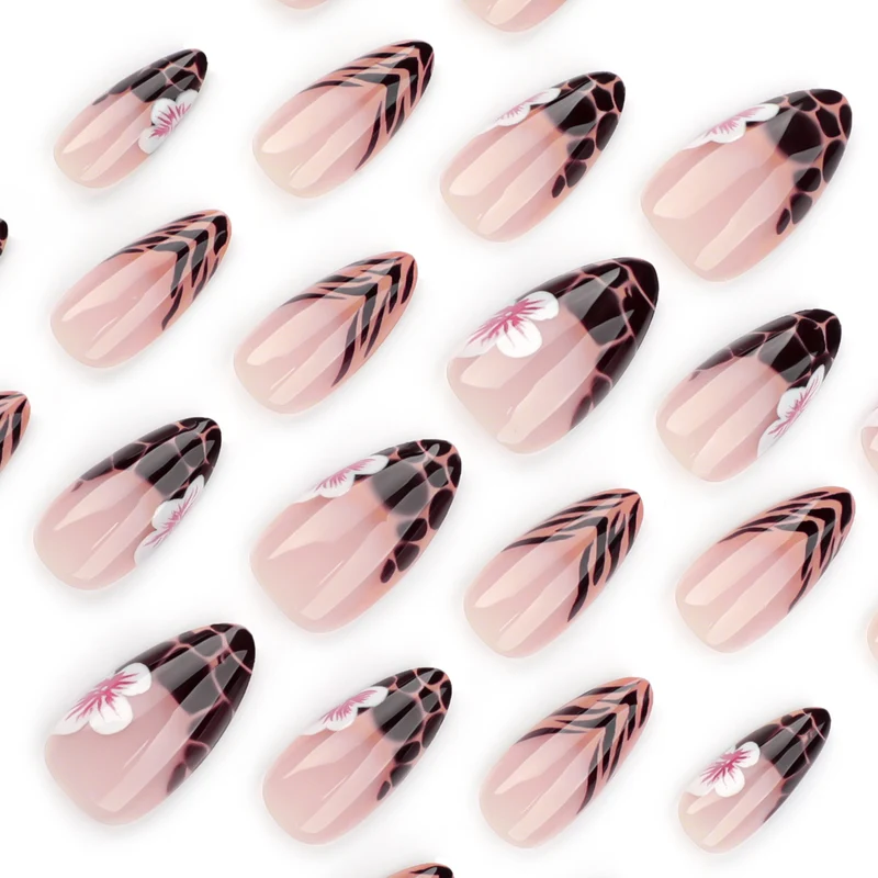 Kunstvolle Stiletto-Nägel mit floralem Akzent Karnz
