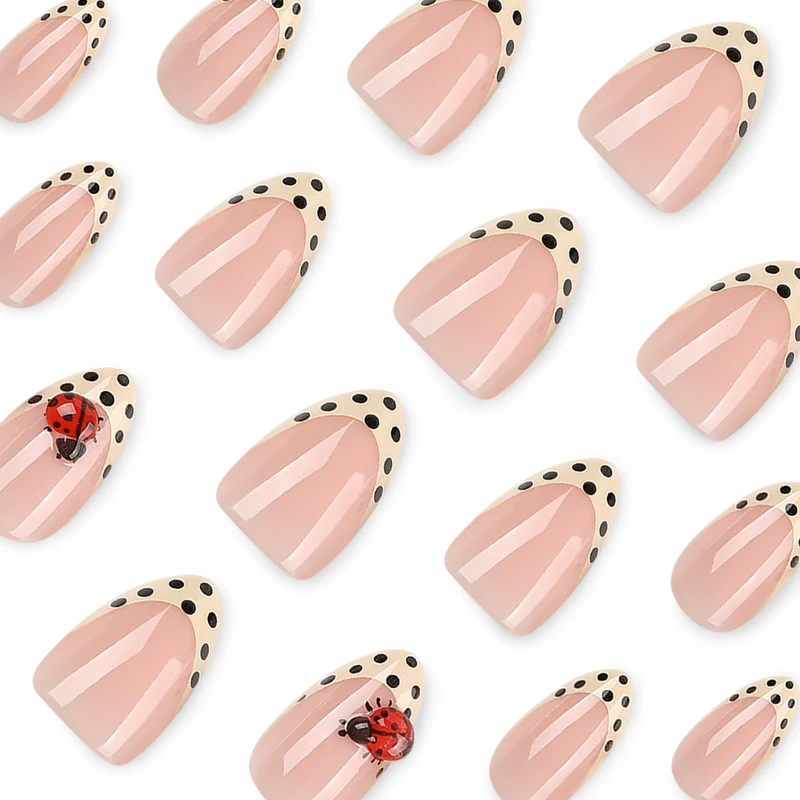 Kunstvolle Nagelkunst mit Marienkäfer-Motiv und Polka-Dots Karnz