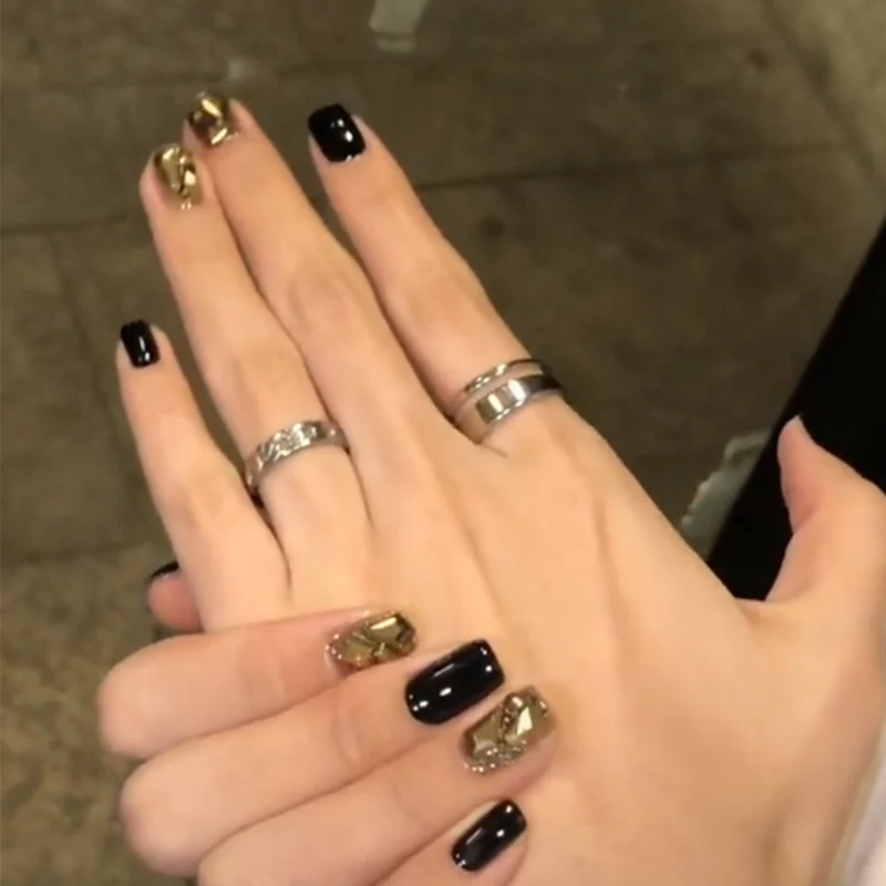 Kunstvolle Nagelkunst mit luxuriösem Glitzerdesign Karnz