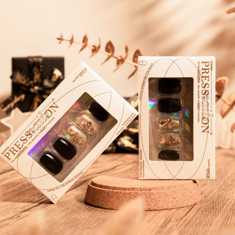 Kunstvolle Nagelkunst mit luxuriösem Glitzerdesign Karnz