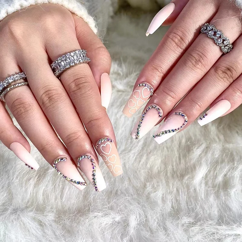 Kunstvolle Nagelkunst mit Liebesmotive Karnz
