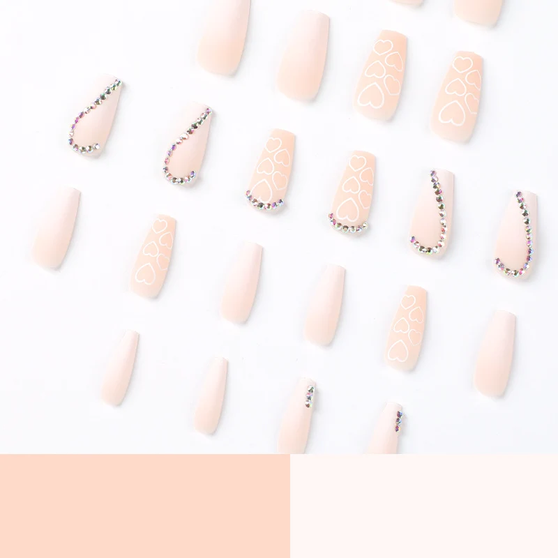 Kunstvolle Nagelkunst mit Liebesmotive Karnz