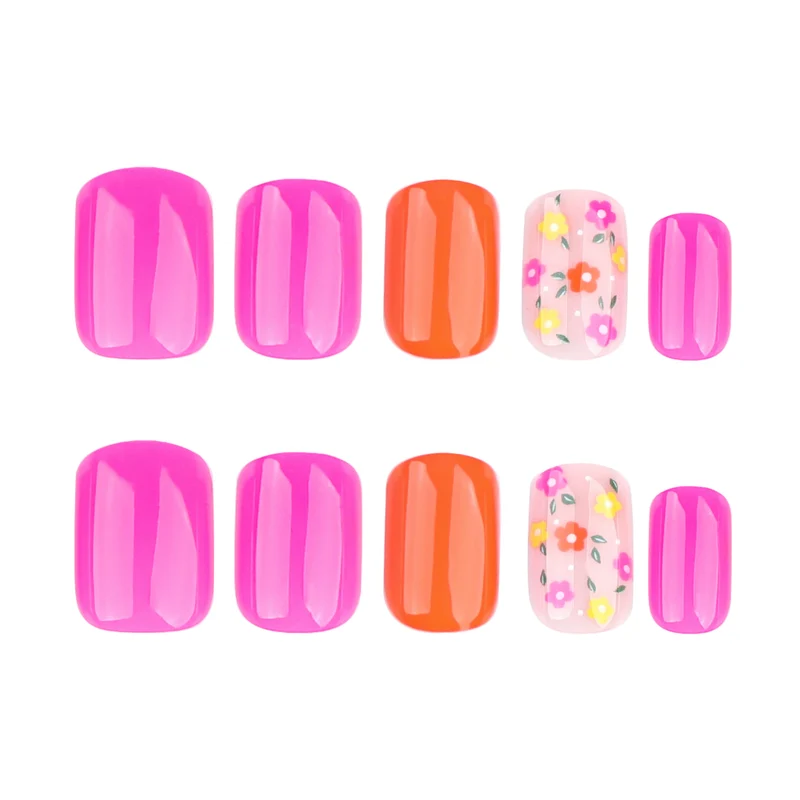 Kunstvolle Nagelkunst mit lebendigen Blumenakzenten Karnz