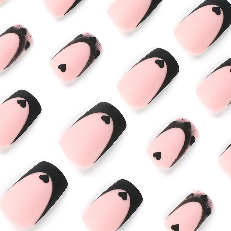Kunstvolle Nagelkunst mit Herzmotiven und Schwarz-Weiß-Spitzen Karnz