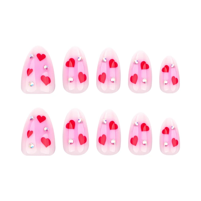 Kunstvolle Nagelkunst mit Herzmotiven und glamourösen Details Karnz