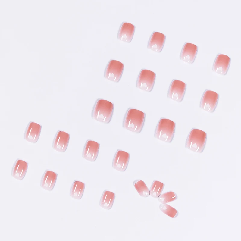 Kunstvolle Nagelkunst mit herzförmigen Akzenten und sanftem Ombre-Effekt Karnz