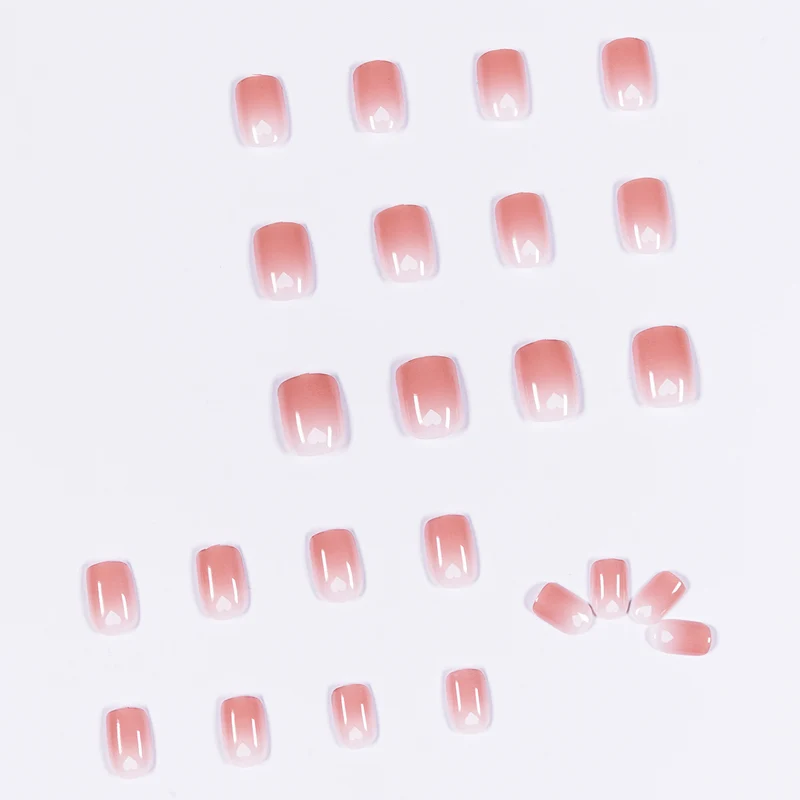 Kunstvolle Nagelkunst mit herzförmigen Akzenten und sanftem Ombre-Effekt Karnz