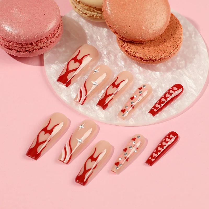 Kunstvolle Nagelkunst mit Herzen und Glitzerakzenten Karnz