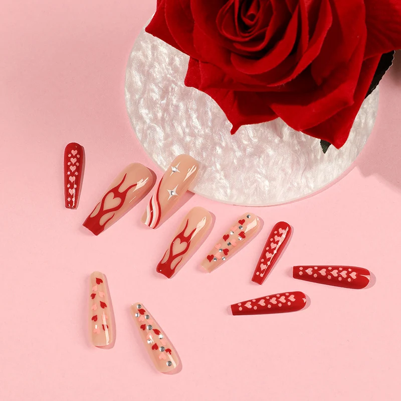 Kunstvolle Nagelkunst mit Herzen und Glitzerakzenten Karnz