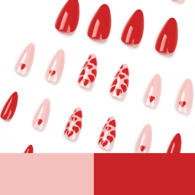 Kunstvolle Nagelkunst mit Herzen Karnz