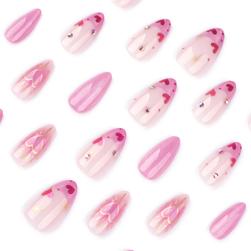 Kunstvolle Nagelkunst mit Herzdesign und Glitzer Karnz