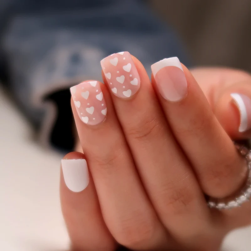 Kunstvolle Nagelkunst mit Herz-Muster Karnz