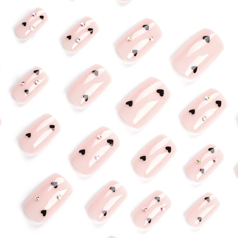 Kunstvolle Nagelkunst mit Herz-Design und Glitzerakzenten Karnz