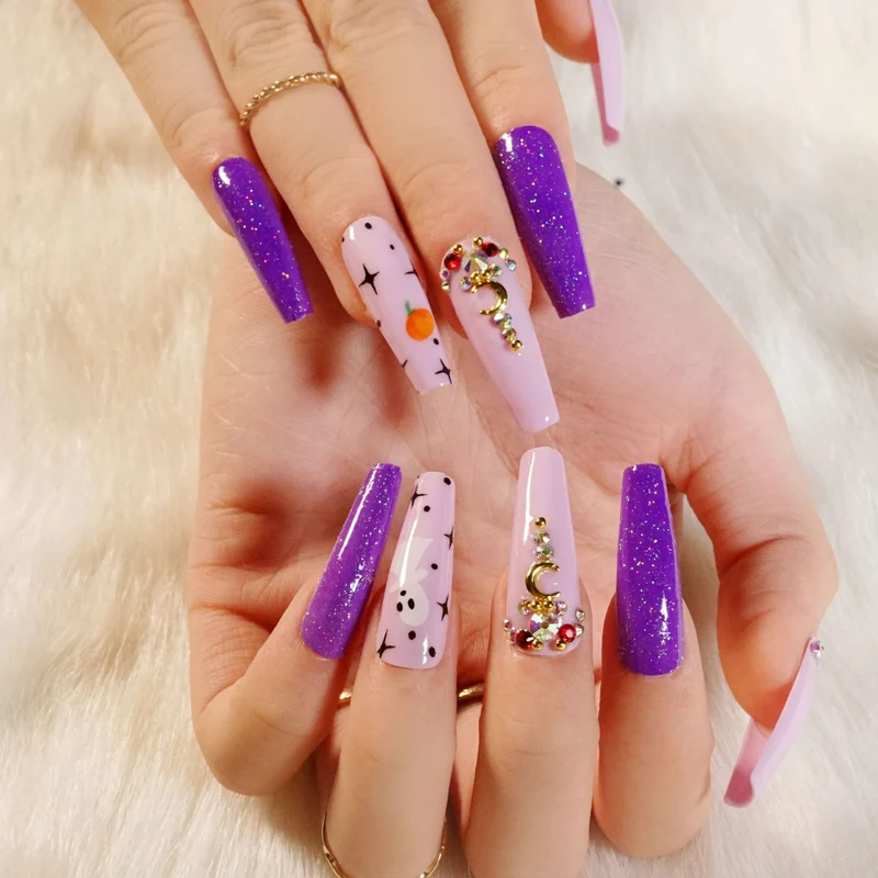 Kunstvolle Nagelkunst mit gruseligen Motiven Karnz