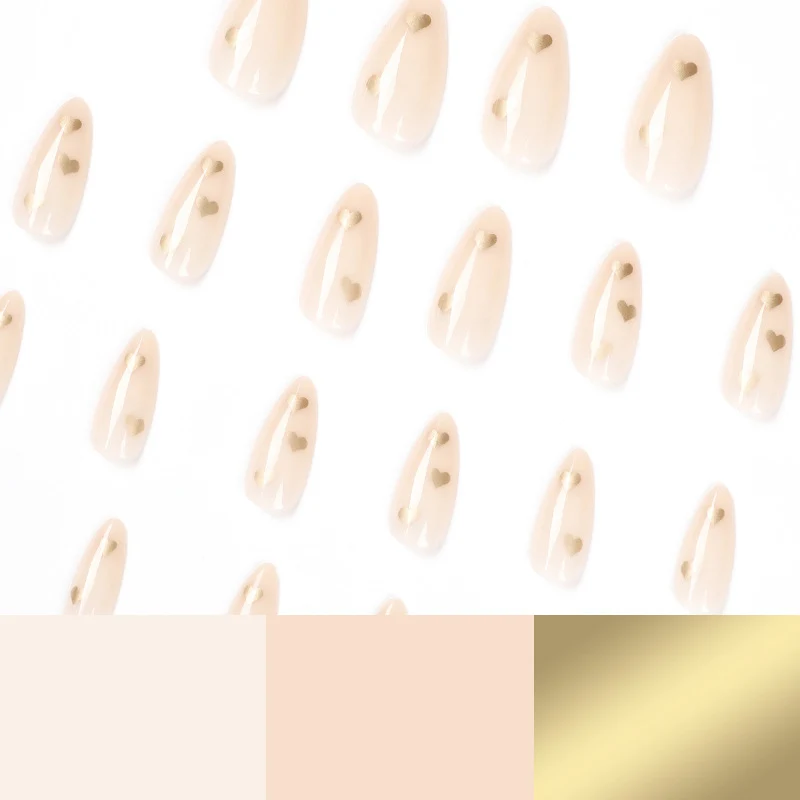 Kunstvolle Nagelkunst mit goldenen Herzakzenten Karnz