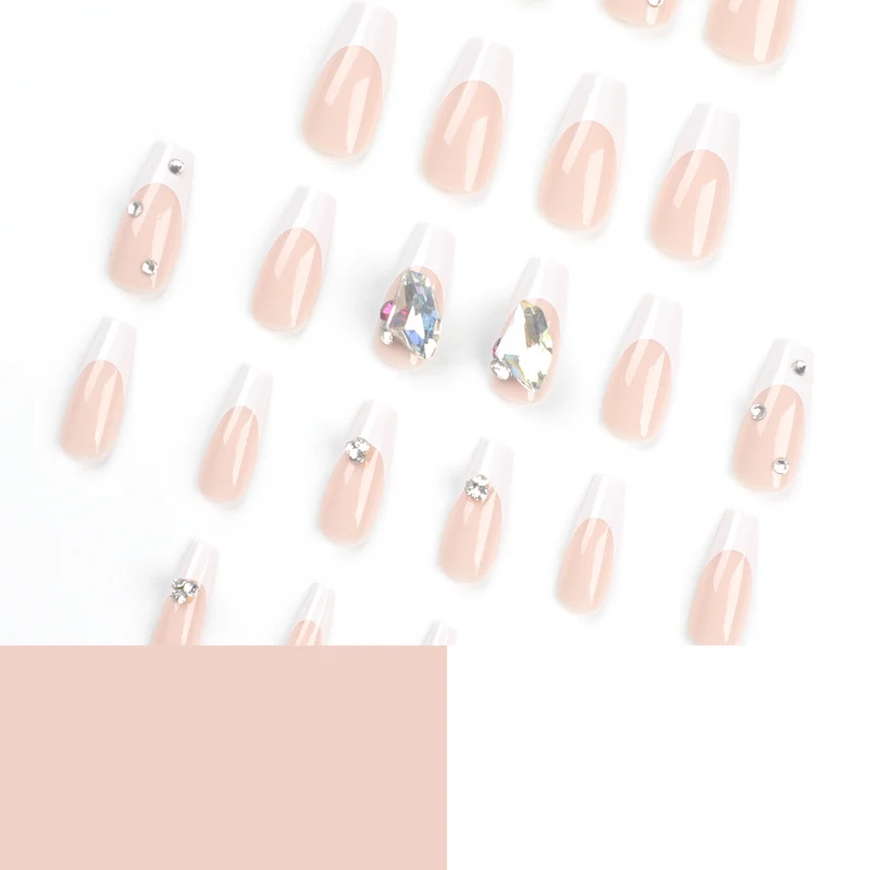 Kunstvolle Nagelkunst mit Glitzerakzenten und Strassverzierungen Karnz