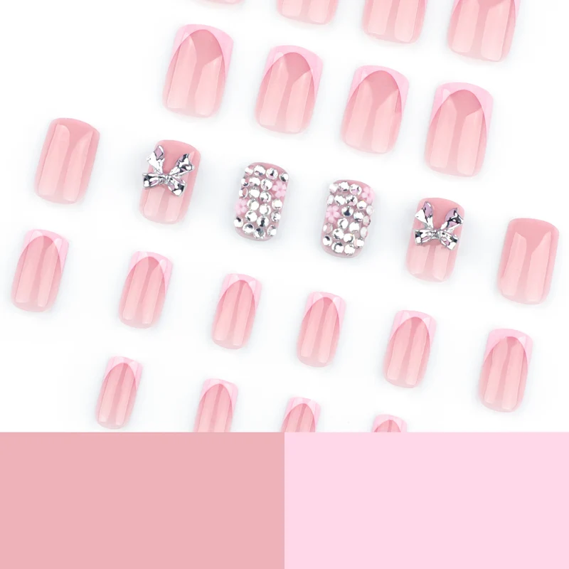 Kunstvolle Nagelkunst mit Glitzerakzenten und Schleifenverzierung Karnz