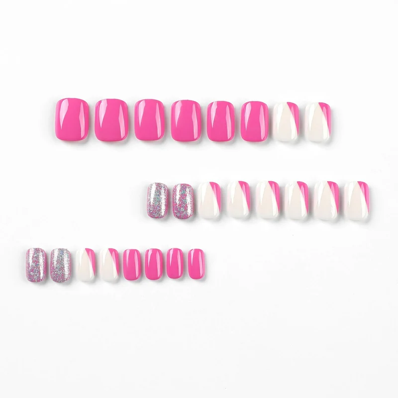 Kunstvolle Nagelkunst mit Glitzerakzenten und Ombre-Design Karnz