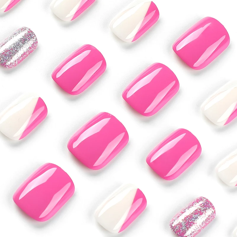 Kunstvolle Nagelkunst mit Glitzerakzenten und Ombre-Design Karnz