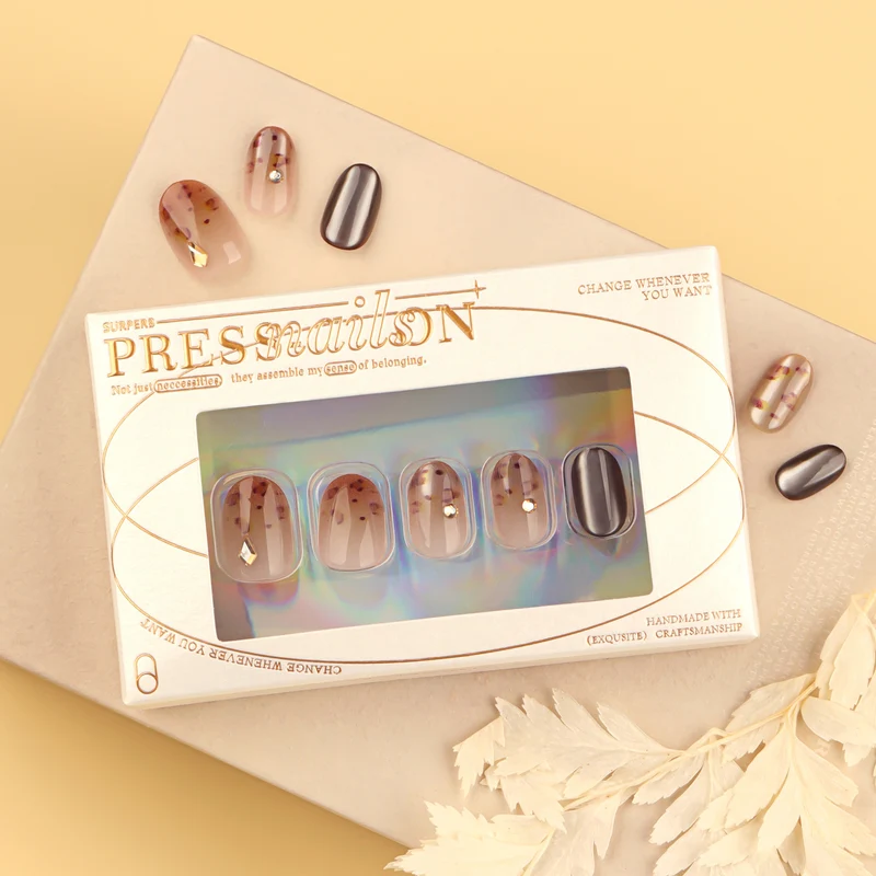 Kunstvolle Nagelkunst mit Glitzerakzenten und elegantem Design Karnz