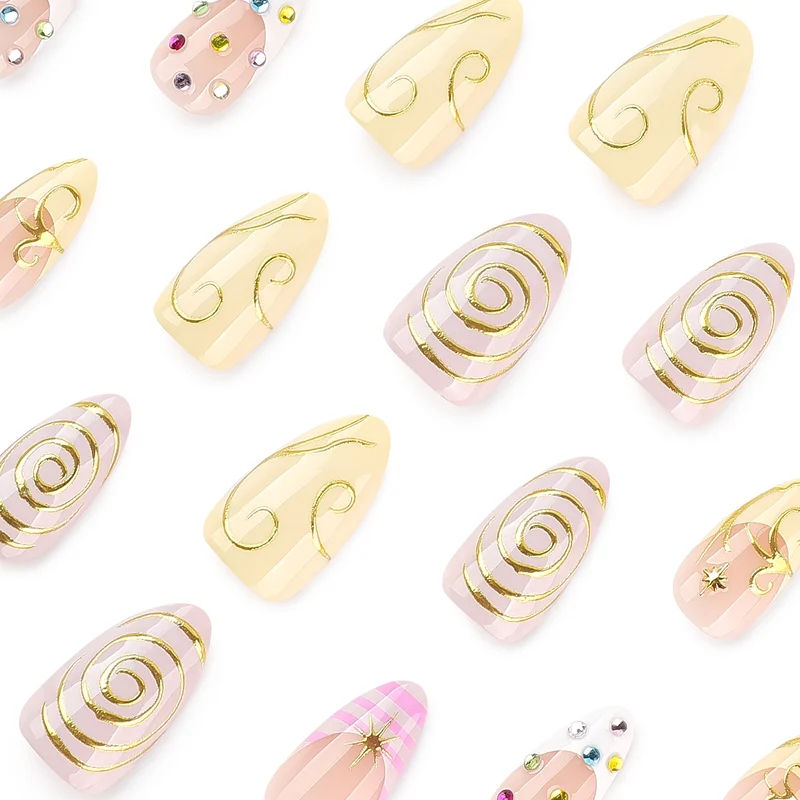 Kunstvolle Nagelkunst mit Glitzer- und Spiral-Design Karnz
