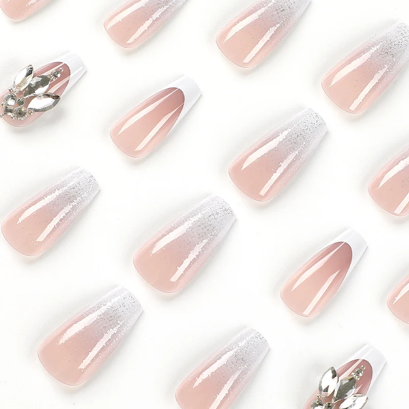 Kunstvolle Nagelkunst mit Glitzer- und Schmuckdetails Karnz