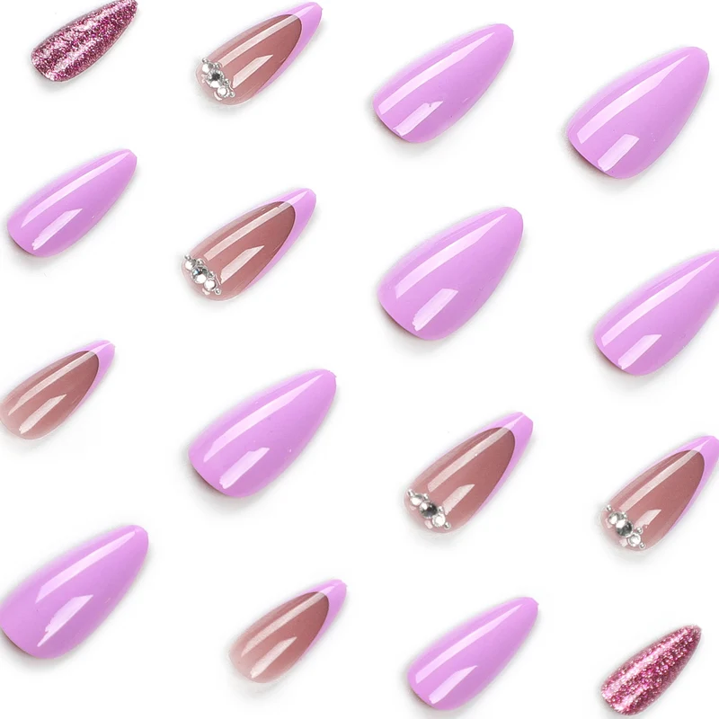 Kunstvolle Nagelkunst mit Glitzer- und Ombre-Effekten Karnz