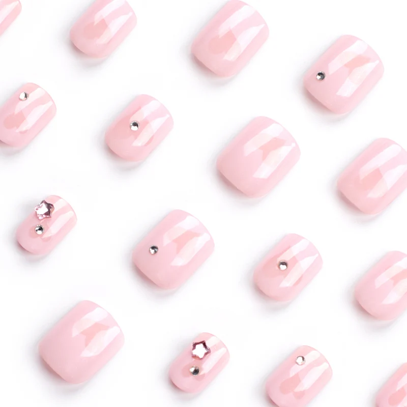 Kunstvolle Nagelkunst mit Glitzer- und Herzmotiven Karnz