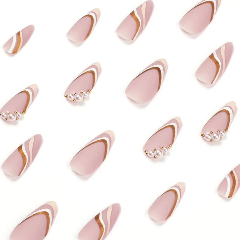 Kunstvolle Stiletto-Nägel mit eleganten goldenen und weißen Akzenten Karnz