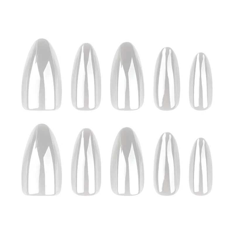 Kunstvolle Stiletto-Nägel mit eleganten Glanz-Details Karnz