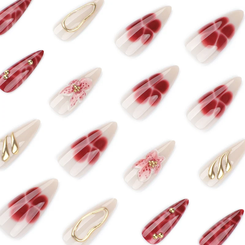 Kunstvolle Stiletto-Nägel mit eleganten Blumendesigns und Glitzerakzenten Karnz