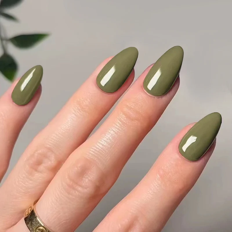 Kunstvolle Stiletto-Nägel mit elegantem Hochglanz-Finish Karnz