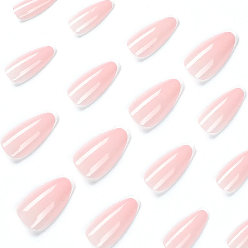 Kunstvolle Stiletto-Nägel mit elegantem French-Tip Design Karnz