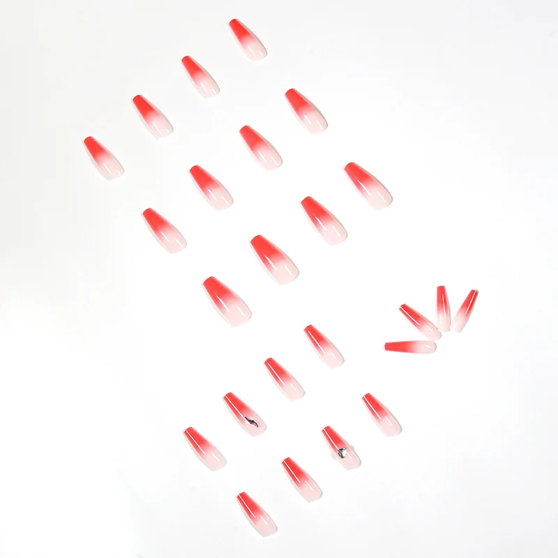 Kunstvolle Stiletto-Nägel mit elegantem Farbverlauf und Strassverzierung Karnz
