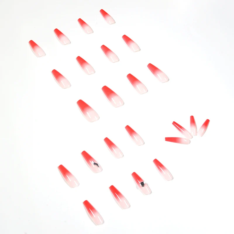 Kunstvolle Stiletto-Nägel mit elegantem Farbverlauf und Strassverzierung Karnz