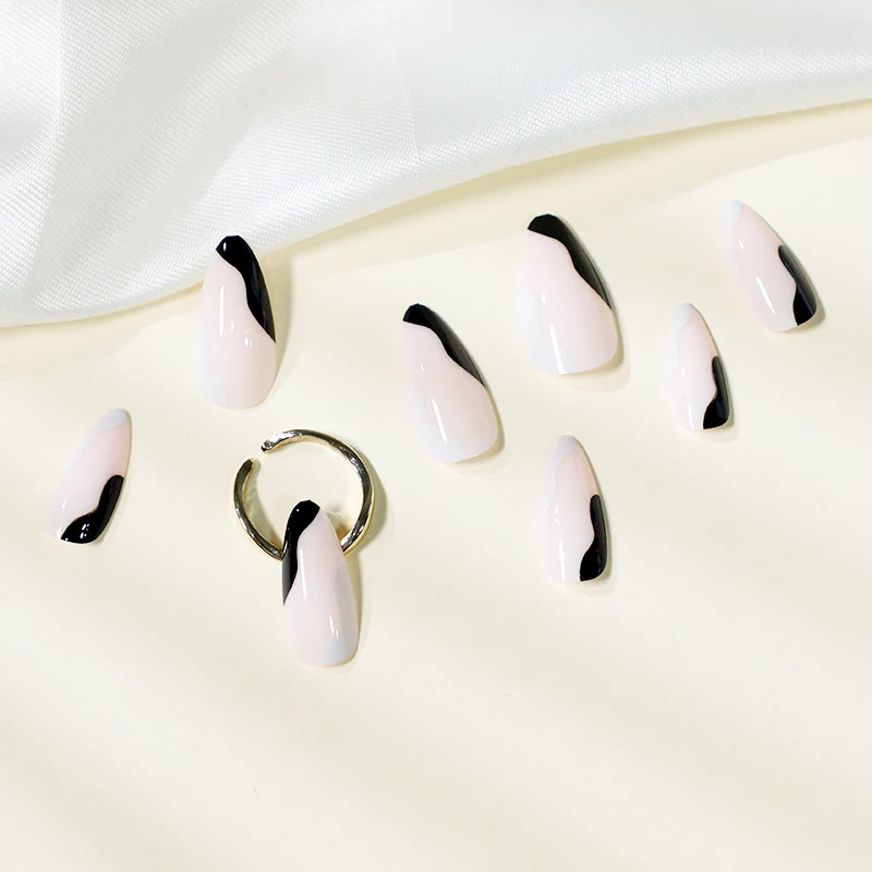 Kunstvolle Stiletto-Nägel mit abstraktem Farbdesign Karnz